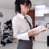 职业制服装眼镜美女扭屁股跳舞GIF动态图片