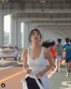 街拍跑步中的性感白背心运动美女慢镜头超好看gif动态图片