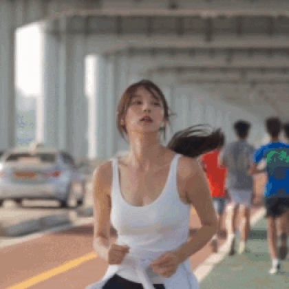 街拍跑步中的性感白背心运动美女慢镜头超好看gif动态图片