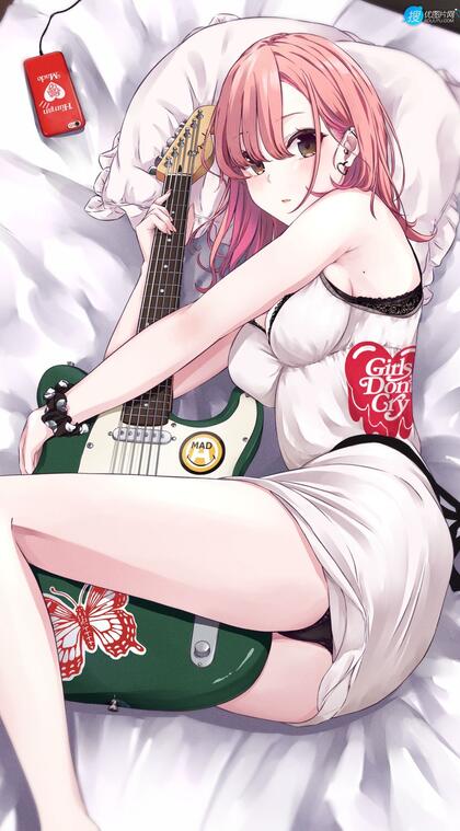 抱着吉他侧躺在床上的性感吊带裙动漫美女手机壁纸图片