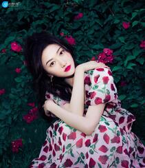 景甜初秋花间浪漫写真，身着玫瑰花，草莓 印花连衣裙，甜美心动的感觉组图3