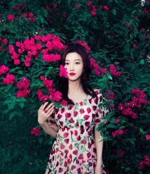 景甜初秋花间浪漫写真，身着玫瑰花，草莓 印花连衣裙，甜美心动的感觉组图2