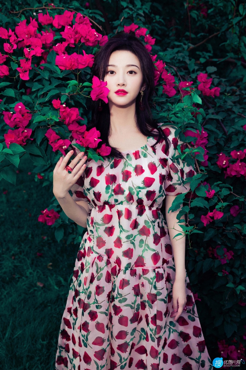 景甜初秋花间浪漫写真，身着玫瑰花，草莓 印花连衣裙，甜美心动的感觉图片