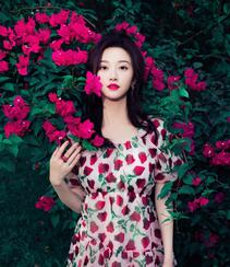 景甜初秋花间浪漫写真，身着玫瑰花，草莓 印花连衣裙，甜美心动的感觉组图6