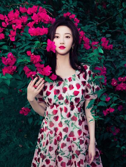 景甜初秋花间浪漫写真，身着玫瑰花，草莓 印花连衣裙，甜美心动的感觉