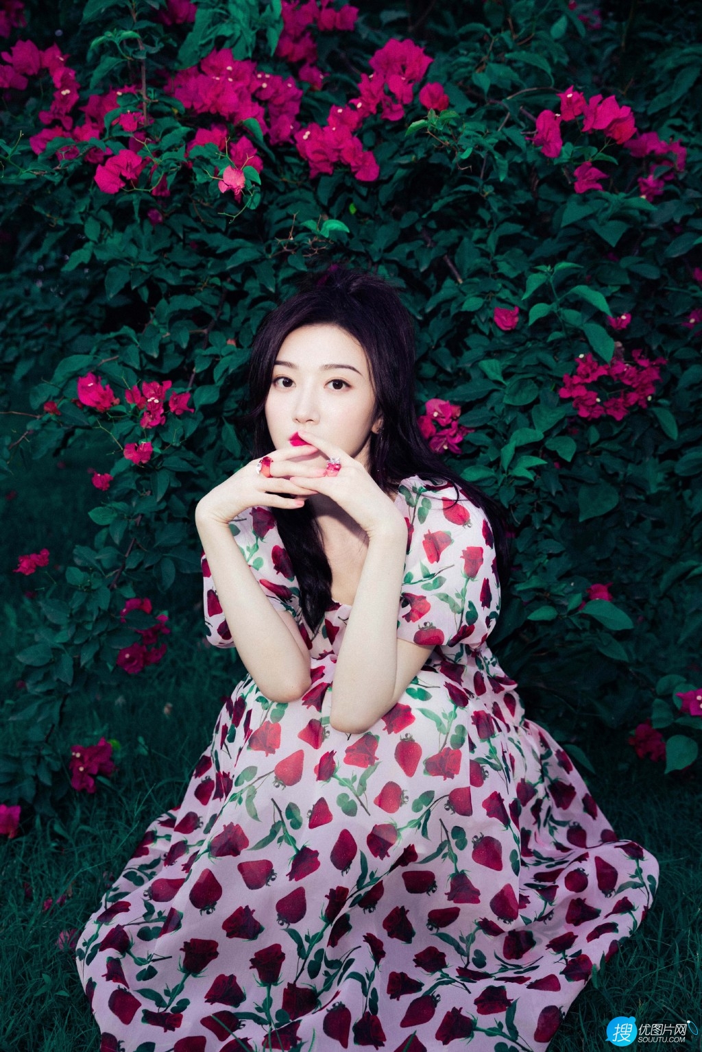 景甜初秋花间浪漫写真，身着玫瑰花，草莓 印花连衣裙，甜美心动的感觉图片