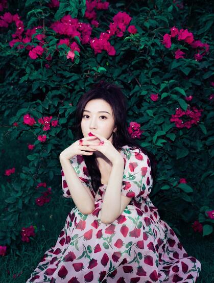 景甜初秋花间浪漫写真，身着玫瑰花，草莓 印花连衣裙，甜美心动的感觉