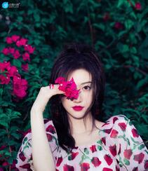 景甜初秋花间浪漫写真，身着玫瑰花，草莓 印花连衣裙，甜美心动的感觉组图9