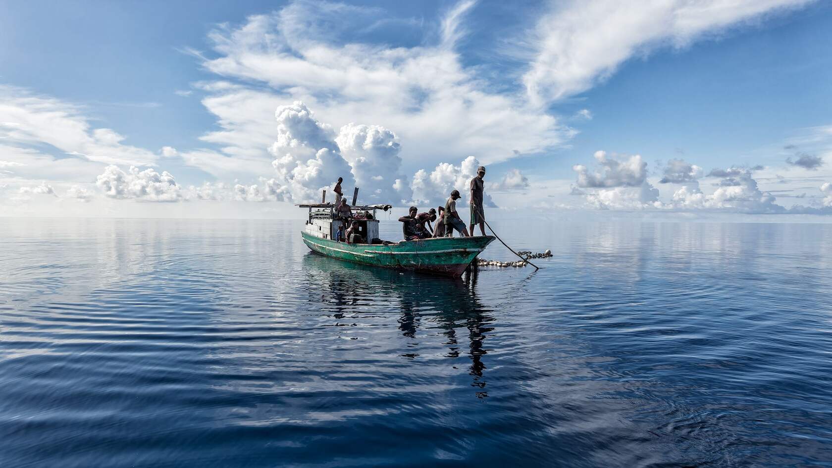 哈马黑拉岛渔民，以及清澈见底，波光粼粼的海面和海景风光壁纸图片套图4