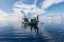 哈马黑拉岛渔民，以及清澈见底，波光粼粼的海面和海景风光壁纸图片