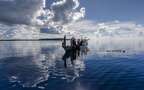 哈马黑拉岛渔民，以及清澈见底，波光粼粼的海面和海景风光壁纸图片组图5