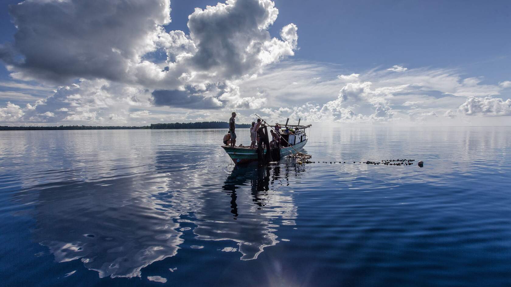 哈马黑拉岛渔民，以及清澈见底，波光粼粼的海面和海景风光壁纸图片第5张图片