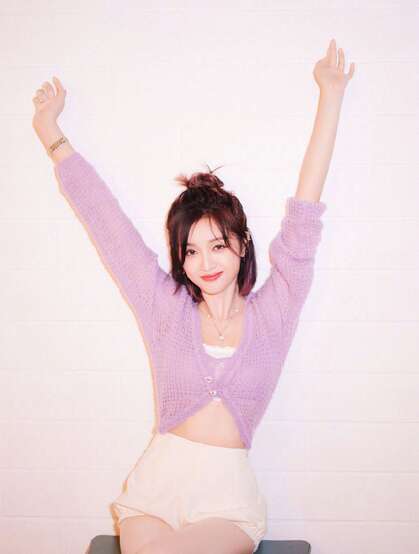 吴宣仪紫色针织开衫搭配白色短裤甜美率真写真图片