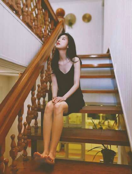 张俪性感可人黑衣吊带裙居家楼梯间写真美照