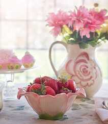 草莓摄影，新鲜采摘下来装在碗里，桶里的草莓静物摄影图片组图9