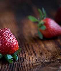 草莓摄影，新鲜采摘下来装在碗里，桶里的草莓静物摄影图片组图10