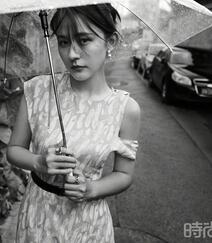 新疆美女热依扎身着长裙，手拿雨伞漫步胡同间唯美黑白写真图片组图1