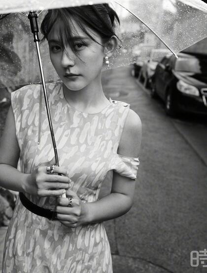 新疆美女热依扎身着长裙，手拿雨伞漫步胡同间唯美黑白写真图片