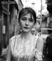 新疆美女热依扎身着长裙，手拿雨伞漫步胡同间唯美黑白写真图片组图2