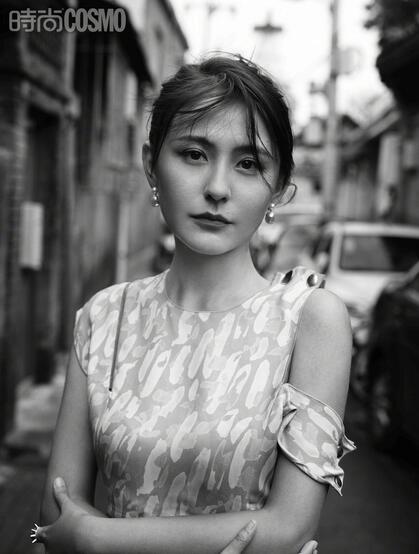 新疆美女热依扎身着长裙，手拿雨伞漫步胡同间唯美黑白写真图片