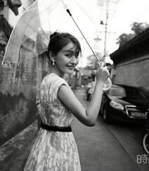 新疆美女热依扎身着长裙，手拿雨伞漫步胡同间唯美黑白写真图片组图3