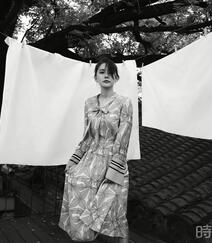 新疆美女热依扎身着长裙，手拿雨伞漫步胡同间唯美黑白写真图片组图5
