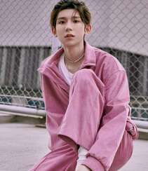 王源帅气绑发发型搭配粉色套装酷帅写真图片组图2