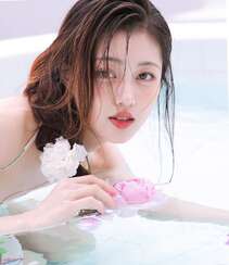 泳池里洗玫瑰花浴的性感吊带花裙美女杨茗茗美背迷人高清写真图集欣赏组图3