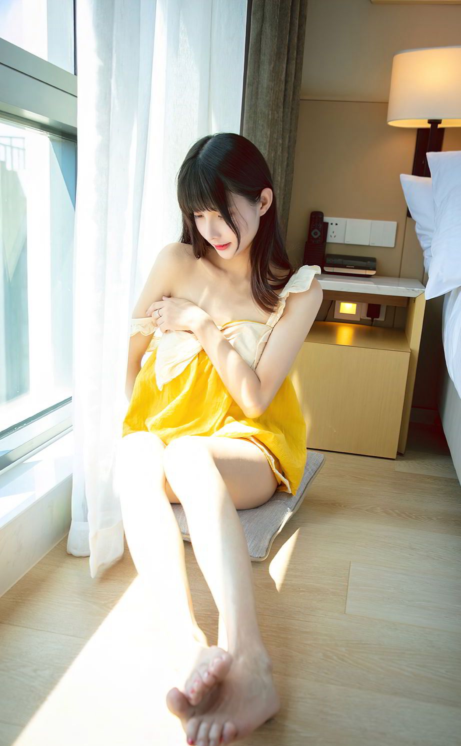 甜到心窝里的可爱美女猫猫性感吊带黄裙居家床上温柔迷人写真图集套图10