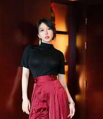 性感美女嫩模玉兔miki最新写真，紧身黑衣红裙高筒黑丝袜，尽显优雅女神气质