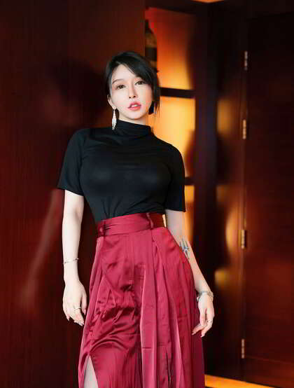 性感美女嫩模玉兔miki最新写真，紧身黑衣红裙高筒黑丝袜，尽显优雅女神气质