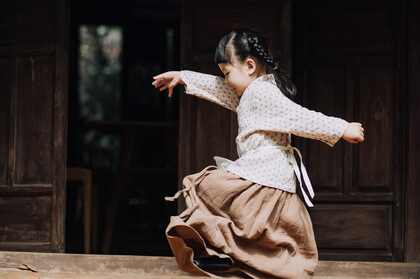 跳舞的小女孩，老式建筑 木门 古朴 天真 童年 孩童壁纸