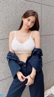 又纯又欲，身材超好，颜值高的韩国美女MIU精选紧身穿搭系列生活照壁纸组图4