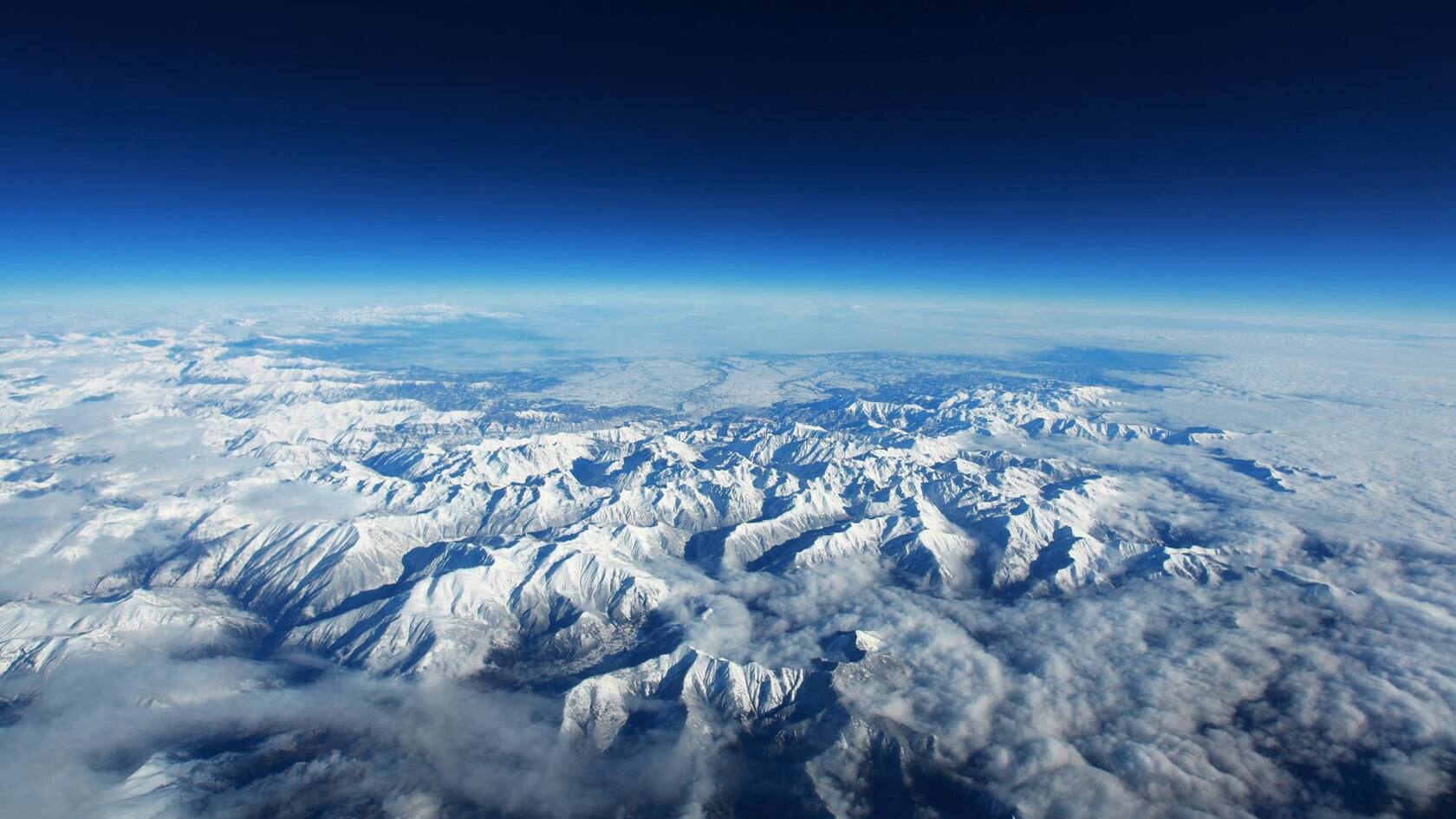 高空俯瞰下的比利牛斯山脉，云雾，雪山 壮观景色壁纸图片