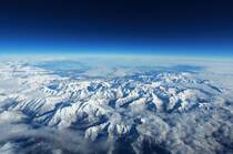 高空俯瞰下的比利牛斯山脉，云雾，雪山 壮观景色壁纸图片