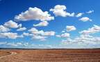 蓝天，白云，草原，田地，村庄，让人一看就心情舒畅的原野风光壁纸图片组图1