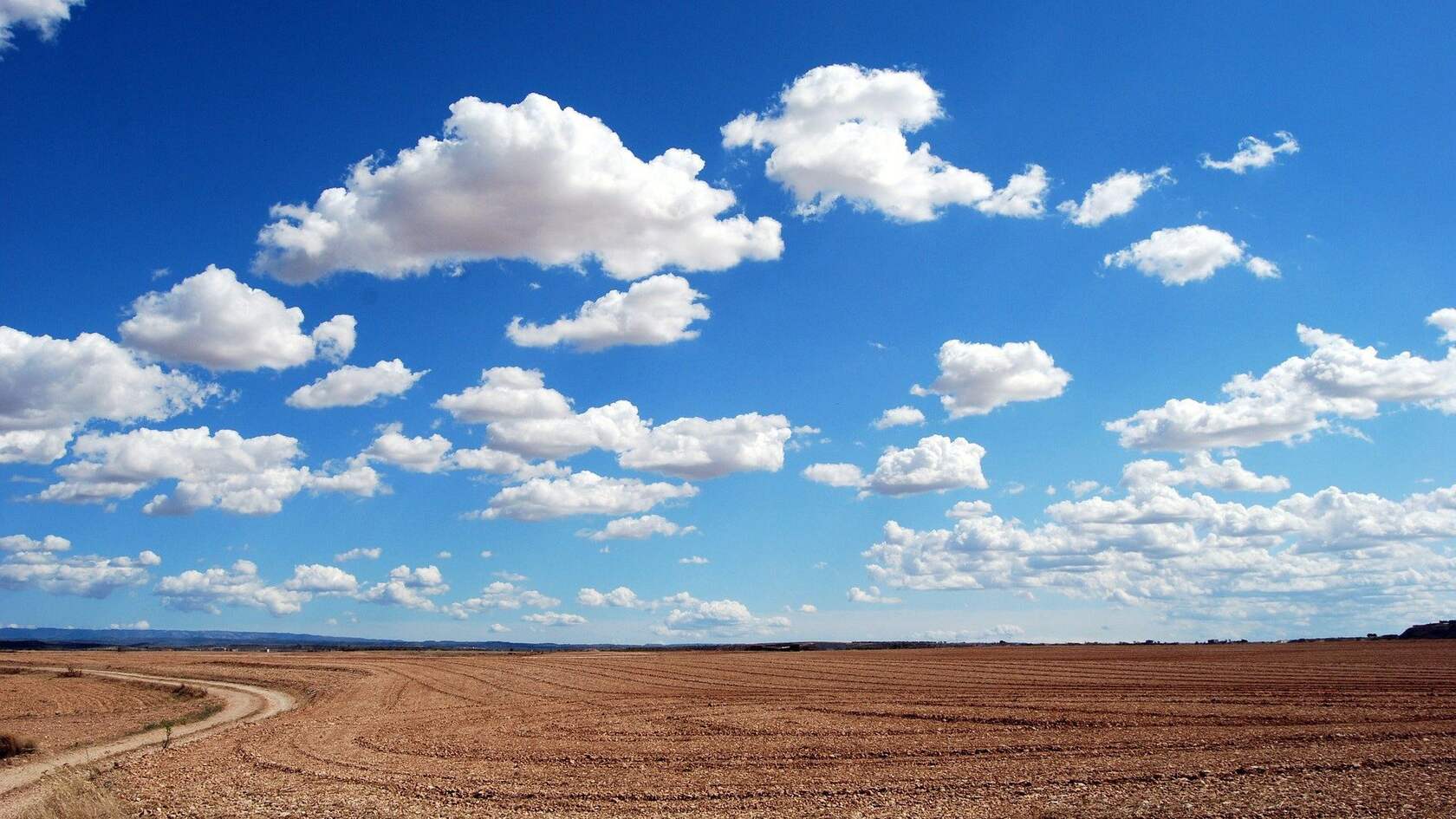 蓝天，白云，草原，田地，村庄，让人一看就心情舒畅的原野风光壁纸图片第1张图片