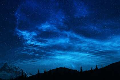 星光灿烂 漫天繁星 雪山 山林 树木 唯美山间夜色夜景壁纸图片
