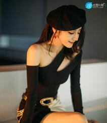 迪丽热巴头戴贝雷帽搭配紧身单肩连衣裙性感时尚气质写真图片