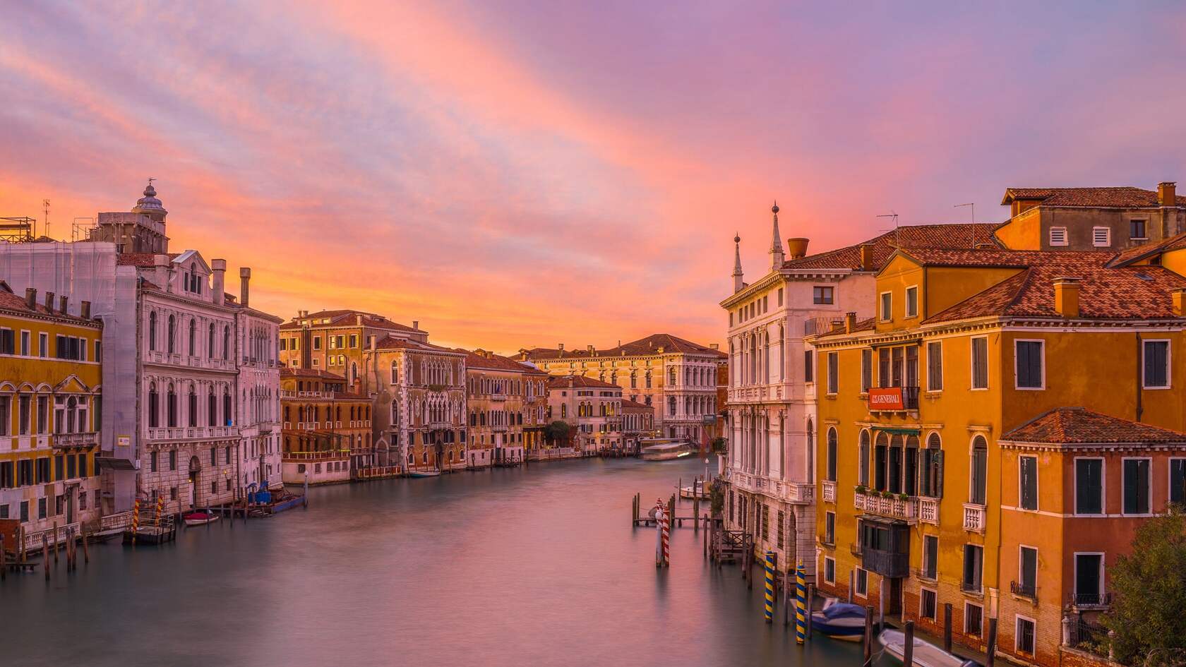 黄昏下的威尼斯，运河，渠道，沿河建筑唯美高清4k壁纸图片