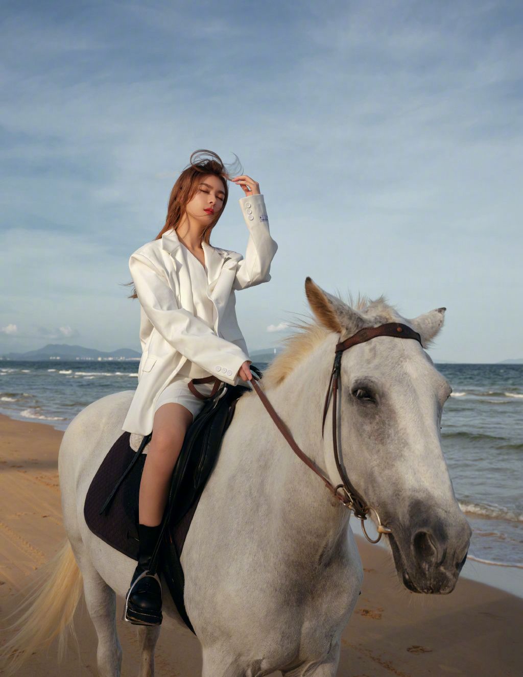 傅菁身穿白色西服套装，身骑白马 海边帅气写真图片图片