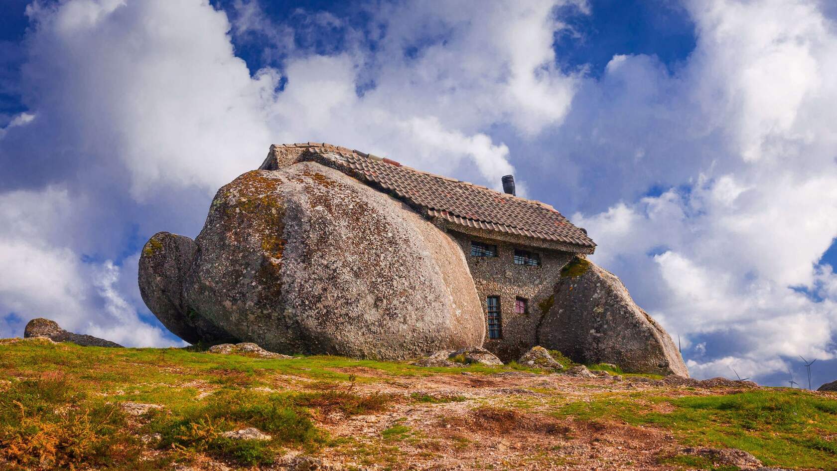 盖在山顶上，白云下的石头房子唯美高清壁纸图片