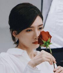 江疏影气质白衫黑裤穿着，手持玫瑰，眼眸含情 优雅迷人写真花絮照组图14