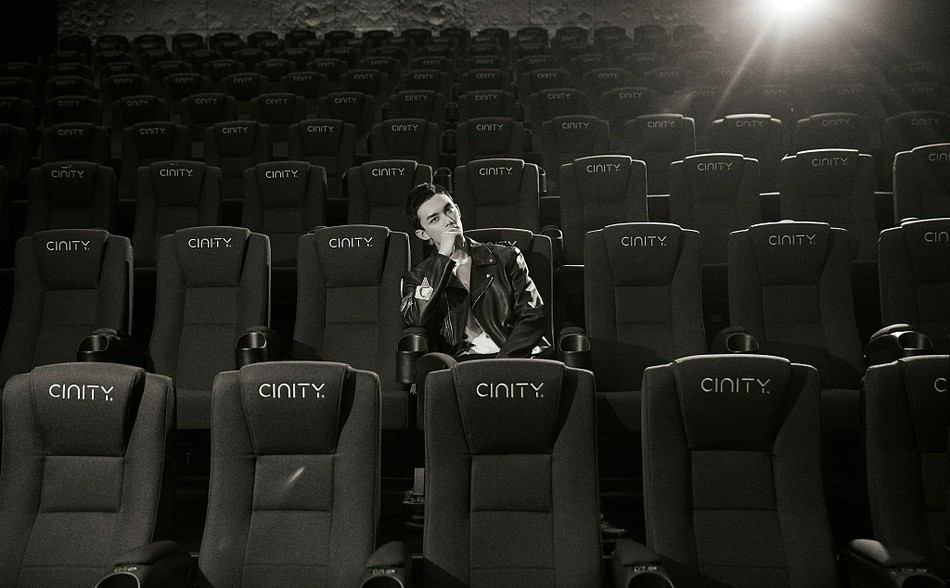 吴磊个性酷帅皮衣穿搭一个人在电影院写真图片图片