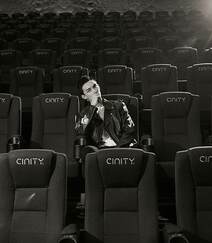 吴磊个性酷帅皮衣穿搭一个人在电影院写真图片组图5
