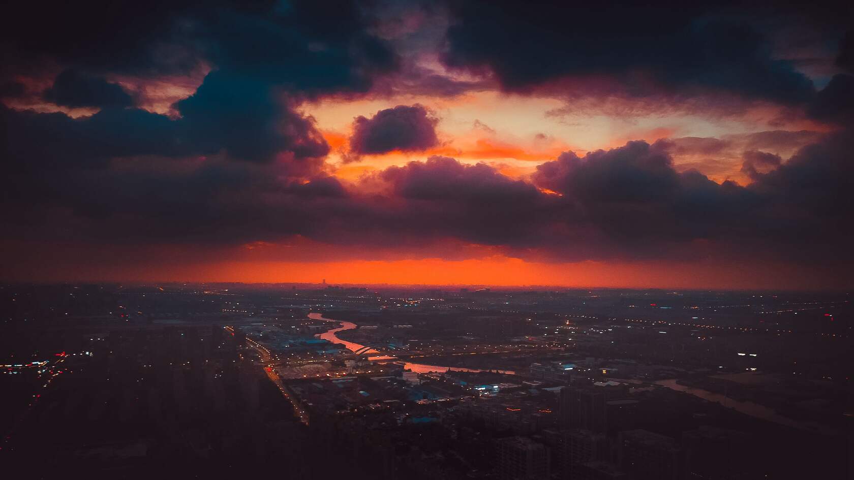 乌云遮蔽了最后一缕阳光下的傍晚 上海城市夜景高清桌面壁纸图片第1张图片