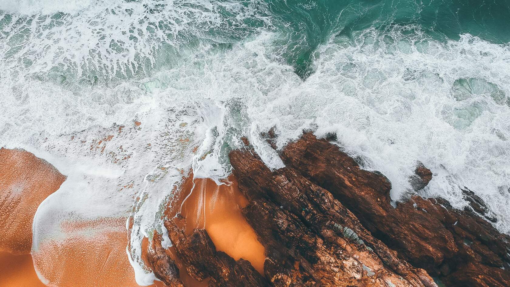 冲击海岸岩石的海水，海浪唯美海边4k风景壁纸图片