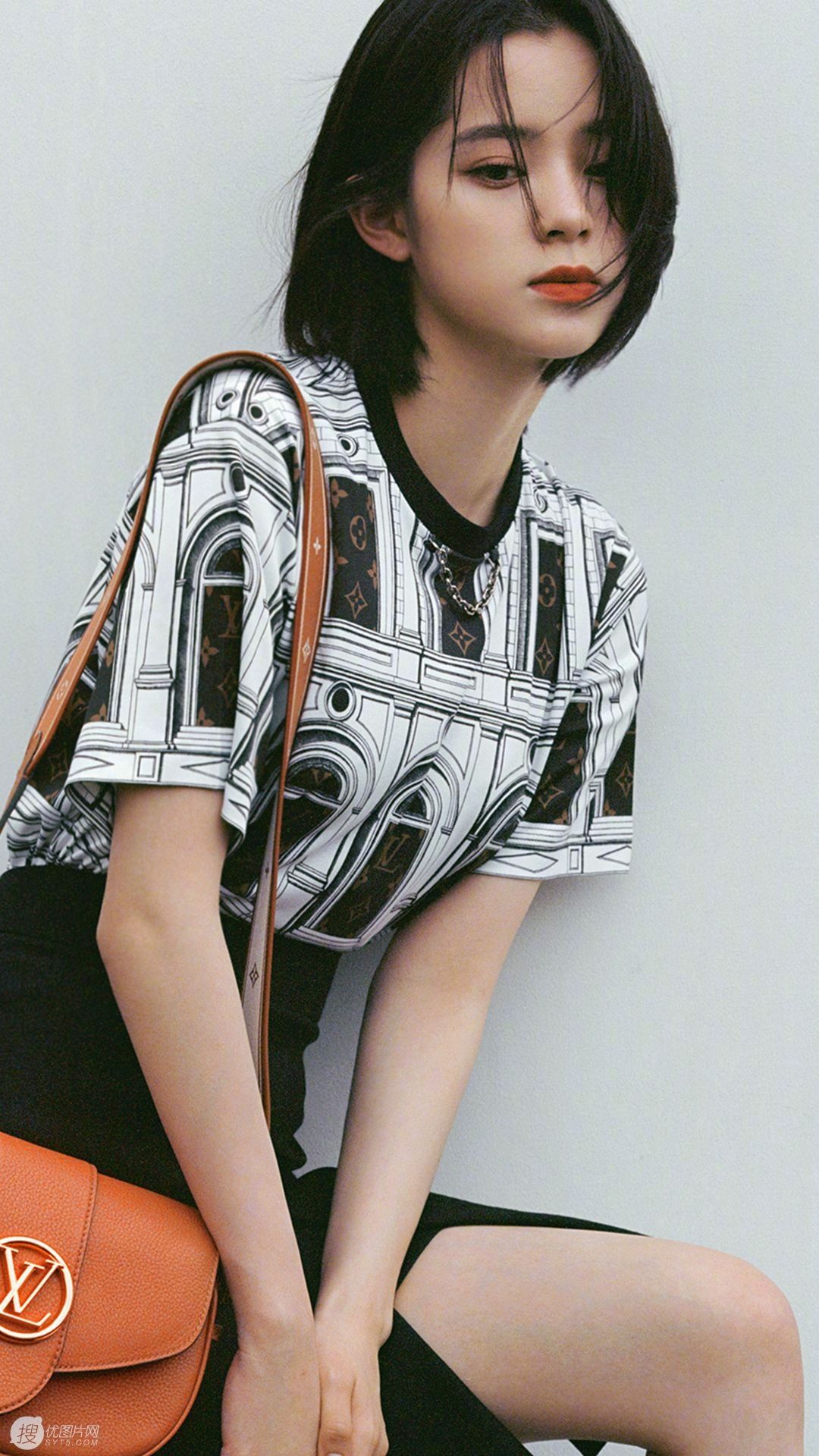 欧阳娜娜个性时尚T恤衫短裙搭配斜挎小包包写真手机壁纸第1张壁纸