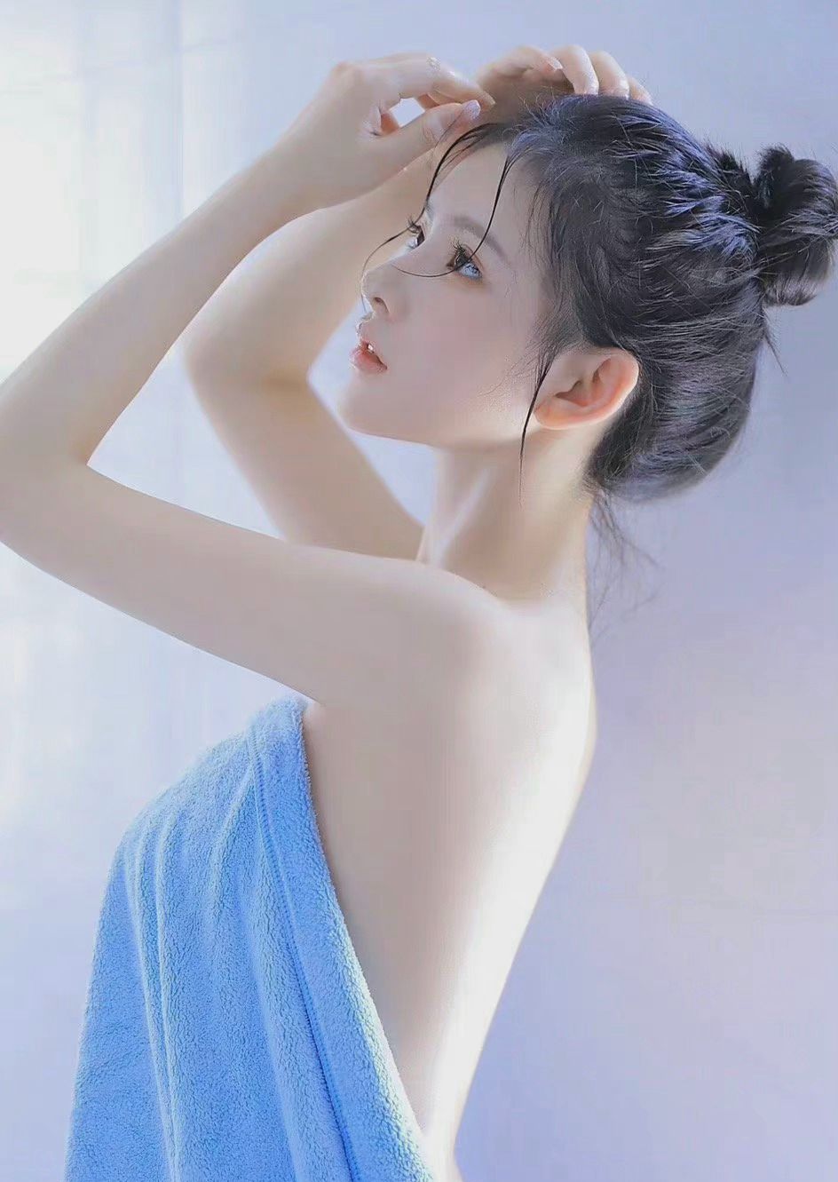 裹着蓝色浴巾的性感可爱少女浴室写真，丸子头，湿身，美背，曲线玲珑的少女魅力图片