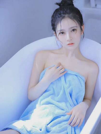 裹着蓝色浴巾的性感可爱少女浴室写真，丸子头，湿身，美背，曲线玲珑的少女魅力